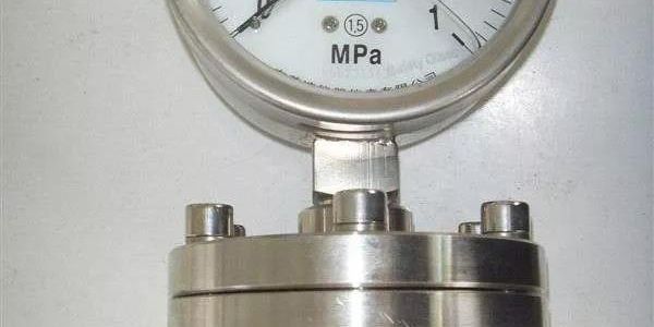 在氣力輸送系統中，壓力表與管道安裝有哪些注意點